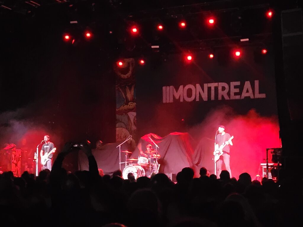 Ein Photo des WiZo-Konzerts: im Vordergrund die Menge, auf der Bühne die Vorband.